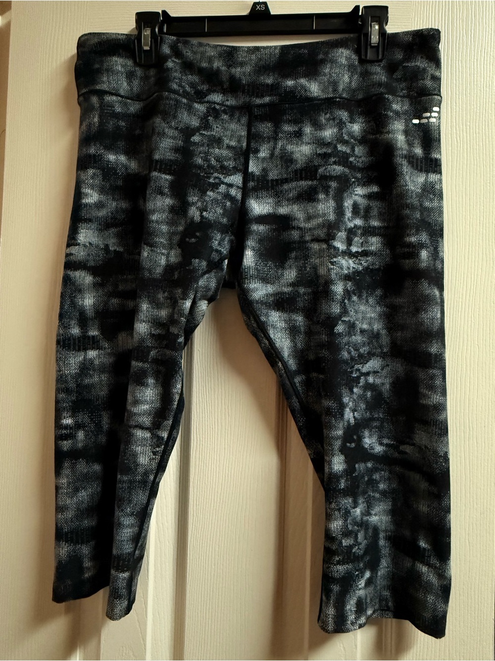 Women’s  Black Tie-Dye Active Capris